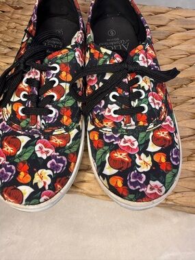 Disney Alice in Wonderland Floral Pansy Sneakers Women's Size 6 Low Top Canvas